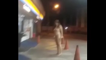 mulher aparentemente b. resolveu ir ao posto de gasolina peladona