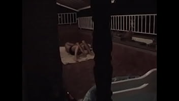 Grabo a una pareja follando en la terraza video voyeur real (Parte 1)